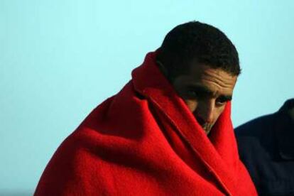 Un inmigrante marroquí, tras ser atendido en el puerto de Motril.