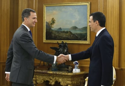 El rey Felipe VI recibe al secretario general del PSOE, Pedro Sánchez (d), dentro de la ronda de consultas que celebra para proponer un candidato a la Presidencia del Gobierno.