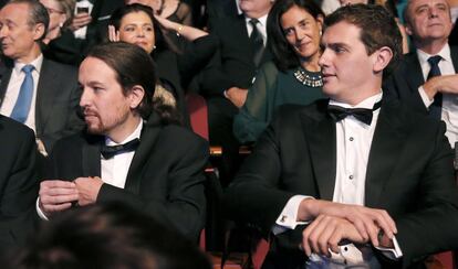 El l&iacute;der de Ciudadanos, Albert Rivera, y el de Podemos, Pablo Iglesias, durante la ceremonia de la 30 edici&oacute;n de los Premios Goya.