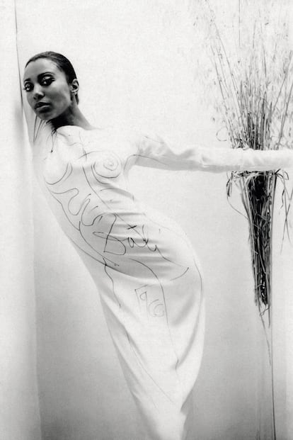 Donyale Luna con un vestido de Rudi Gernreich pintado por Salvador Dalí, en un retrato de 1966 de William Claxton.