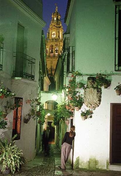 La callejuela de las Flores, en el centro histórico de Córdoba, con el campanario de la mezquita al fondo.