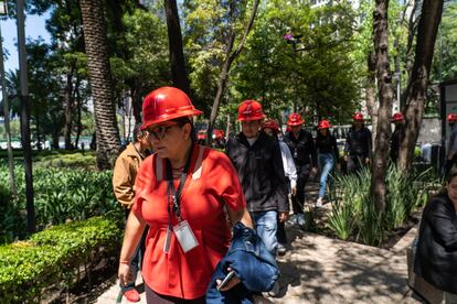 Cientos de oficinistas en la capital mexicana participaron en el simulacro.