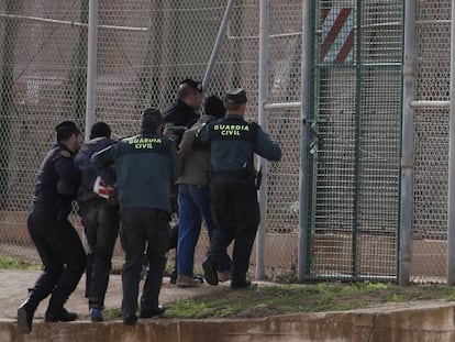 Agentes de la guardia civil expulsan por la valla de Melilla a un inmigrante en 2014.