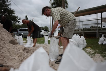 Ten years after Milton's death on Monday in St.Petesburg, Florida (United States), the Bolsas de Arena in the middle of the stadium were prepared for the battle against Hurricane Milton.