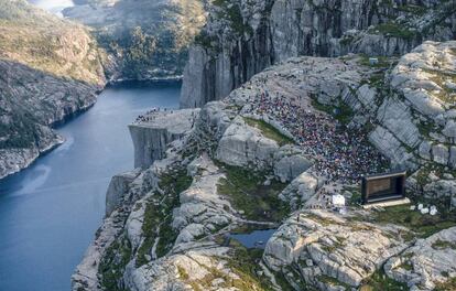 Decenas de personas se reúnen en una montaña cercana a Preikestolen (The Pullpit Rock) en Forsand, cerca de Stavanger, en el oeste de Noruega, para ver una película.