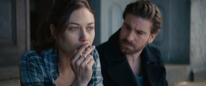 Olga Kurylenko y Kevin Janssens, en 'La habitación (The Room)'.