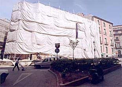 Edificio en obras de la plaza de San Martín.