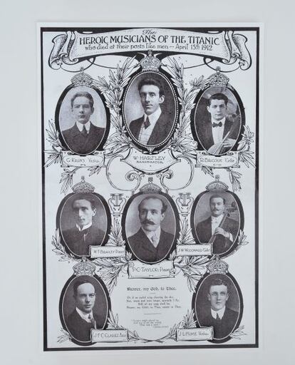 Un cartel de homenaje a "Los heroicos músicos del Titanic". Las crónicas periodísticas posteriores al desastre cuentan como no dejaron de tocar durante el hundimiento, para intentar calmar a los pasajeros.