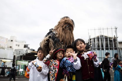 Niños japoneses posan para una foto durante una fiesta de Halloween en Tokio, el 29 de octubre. 