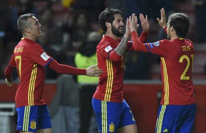 Isco celebra con David Silva el cuarto gol del partido.