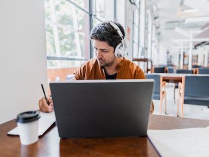 Los másteres online se han consolidado como la opción más flexible y conveniente para muchos profesionales.