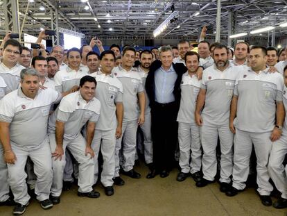 El presidente Macri junto a operarios de Fiat en una visita de 2016.
