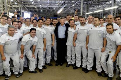El presidente Macri junto a operarios de Fiat en una visita de 2016.