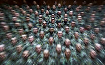 Imagen con efecto de zoom de varios efectivos del Ejército nacional afgano mientras participan este lunes en una ceremonia de graduación tras completarse el programa de entrenamiento de tres meses en el Centro de Formación Militar de Kabul (Afganistán).