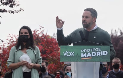 Rocío Monasterio y Santiago Abascal, en un mitin en Alcorcón, el pasado viernes.