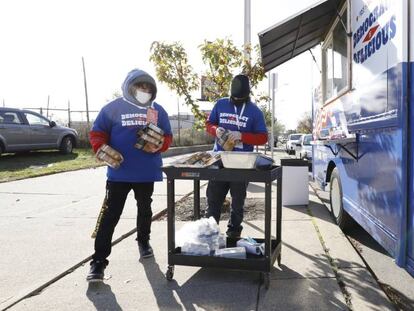 Un food truck de Uber Eats a las afueras de un centro electoral en Detroit (EE UU), este lunes.