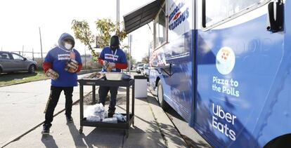 Un food truck de Uber Eats a las afueras de un centro electoral en Detroit (EE UU), este lunes.