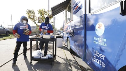 Un food truck de Uber Eats a las afueras de un centro electoral en Detroit (EE UU), este lunes.