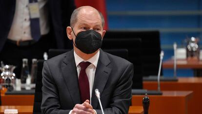 El canciller alemán, Olaf Scholz, con mascarilla en la reunión de su Gabinete este lunes en Berlín.