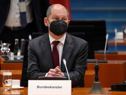 El canciller alemán, Olaf Scholz, con mascarilla en la reunión de su Gabinete este lunes en Berlín.