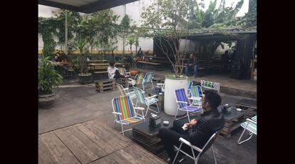 São Paulo. En el bar Pitico se pueden ver películas al aire libre.