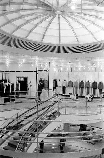 Vista de la colección de mujer de Giorgio Armani de 1994 en la tienda Barneys de Nueva York.