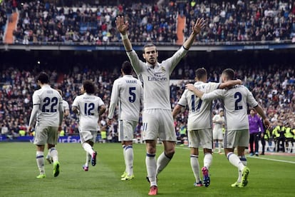 Bale saluda a los seguidores del Real Madrid tras marcar el segundo gol de su equipo.