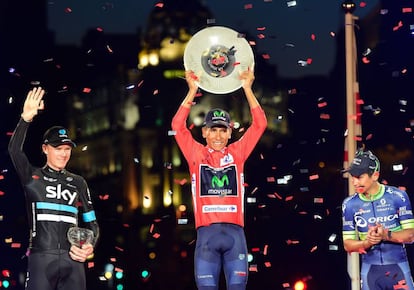 El ciclista colombiano,ganador de la Vuelta a España 2016 del equipo Movistar, Nairo Quintana (c), con el segundo clasificado,el británico del equipo Sky,Chris Froome (i) y con el tercer clasificado, su compatriota del equipo Orica,Esteban Cháves.