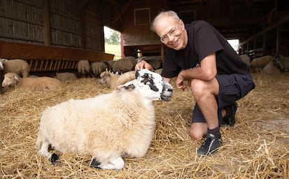 El filósofo Peter Singer en una granja en Nueva York en 2006.