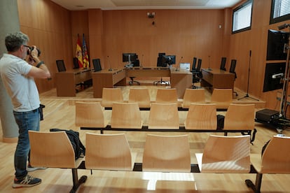 Imagen del juzgado de Catarroja (Valencia) que retoma su actividad tras ser devastado por la dana, este miércoles. 
