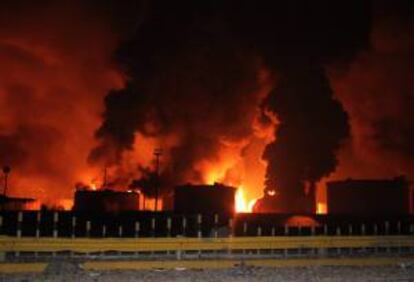 Imagen del incendio en la planta de gas de la refinería de Amuay tras la explosión producida esta madrugada en sus instalaciones este 25 de agosto, en la península de Paraguaná (Venezuela).