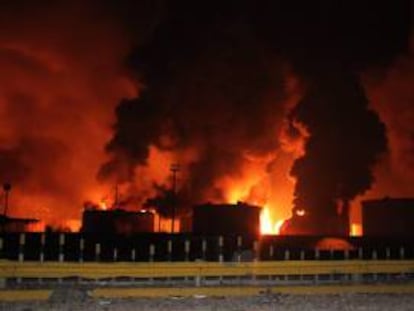 Imagen del incendio en la planta de gas de la refinería de Amuay tras la explosión producida esta madrugada en sus instalaciones este 25 de agosto, en la península de Paraguaná (Venezuela).