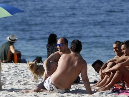 Varias personas disfrutan de las playas de las R&iacute;as Bajas de Galicia. En la foto, la playa de O Bao en la R&iacute;a de Vigo.