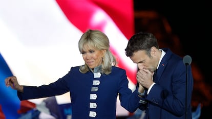 Emmanuel Macron, el 24 de abril de 2022 en París con su esposa, Brigitte, tras ganar la segunda vuelta de las elecciones presidenciales francesas.