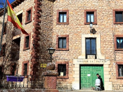 Lema de 'Todo por la patria', en la puerta del cuartel de la Guardia Civil de Orea (Guadalajara).