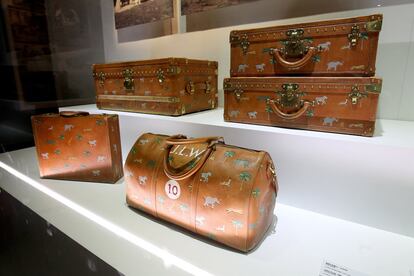 Algunos de los clásicos maletas y bolsos de viaje de la firma, en la exposición 'Voyages'.