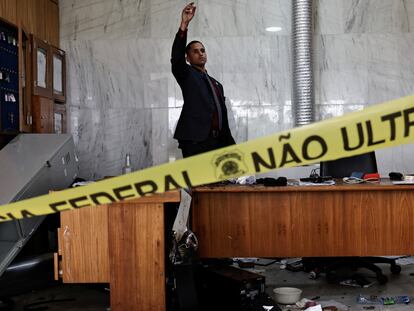 Una persona inspecciona los daños tras los disturbios de los partidarios de Jair Bolsonaro, este lunes en el Palacio de Planalto de Brasilia.