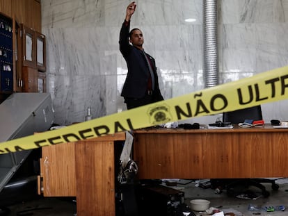 Una persona inspecciona los daños tras los disturbios de los partidarios de Jair Bolsonaro, este lunes en el Palacio de Planalto de Brasilia.