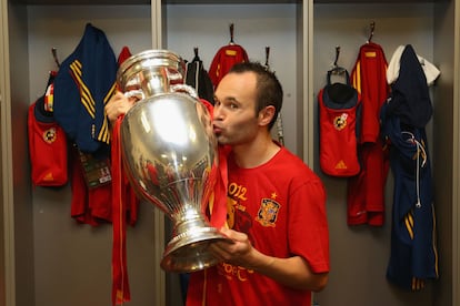 Iniesta posa en el vestuario con el trofeo tras el partido final de la Eurocopa de 2012 frente a Italia, en el Estadio Olímpico de Kiev (Ucrania), el 1 de julio de 2012.