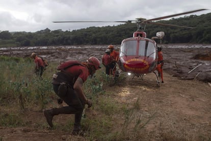 Um helicóptero pousa durante a operação de resgate.