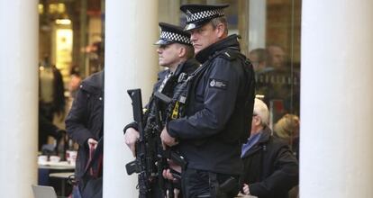 Dos policías británicos, en la estación londinense de Saint Pancras, el pasado viernes.