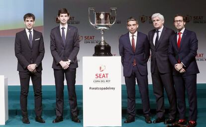 Representantes de los cuatro equipos clasificados para semifinales de Copa del Rey posan con el trofeo tras el sorteo celebrado en Madrid.