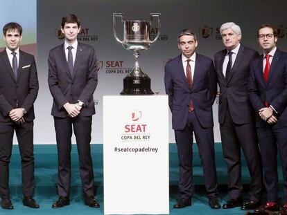 Representantes de los cuatro equipos clasificados para semifinales de Copa del Rey posan con el trofeo tras el sorteo celebrado en Madrid.