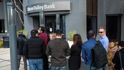 Clientes de Silicon Valley Bank hacían cola en las oficinas del banco en Santa Clara (California) el pasado lunes.