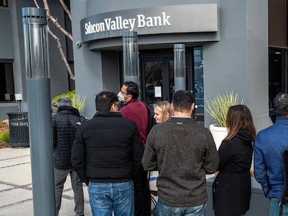 Clientes de Silicon Valley Bank hacían cola en las oficinas del banco en Santa Clara (California) el pasado lunes.