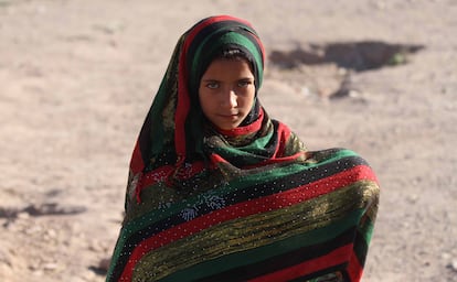 Una niña desplazada interna vive en un refugio temporal en Herat, Afganistán, donde recientemente han comenzado las conversaciones de paz entre el Gobierno y los talibanes.