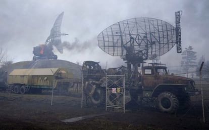 Instalaciones militares bombardeadas en Mariupol (Ucrania). El Ministerio de Defensa ruso afirma, por su parte, que está utilizando “armas de alta precisión” para inutilizar la infraestructura militar, las instalaciones de defensa aérea, los aeródromos militares y los aviones del ejército ucraniano, según la agencia estatal rusa RIA.