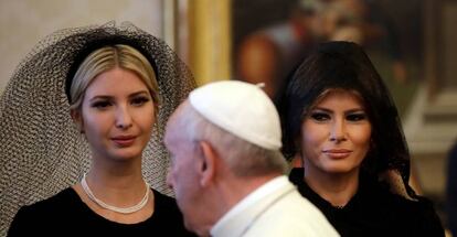 El papa Francisco, entre Ivanka (izquierda) y Melania Trump (derecha), en una audiencia en el Vaticano el 24 de mayo pasado. &nbsp;