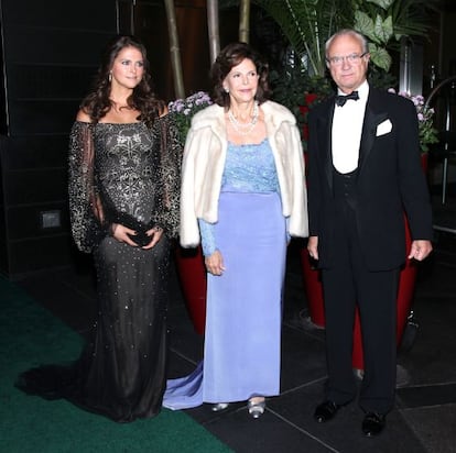 Magdalena de Suecia con sus padres, la reina Silvia y el rey Carlos Gustavo, en una gala en Nueva York. 