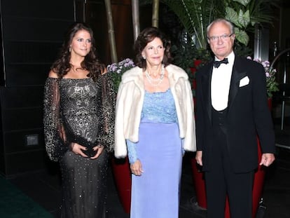 Magdalena de Suecia con sus padres, la reina Silvia y el rey Carlos Gustavo, en una gala en Nueva York. 